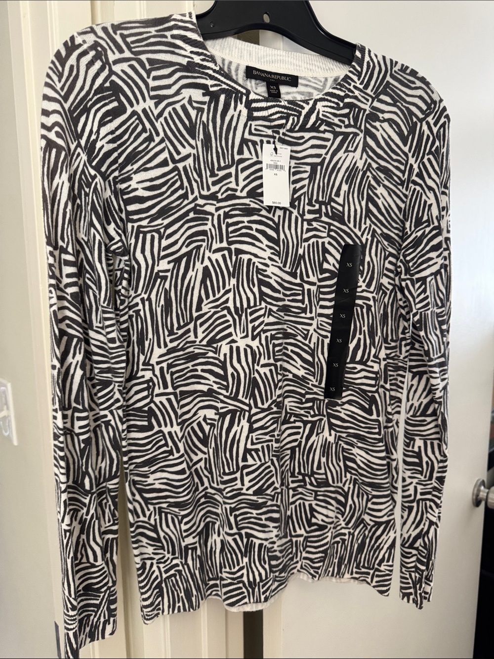 Banana Republic outlet women Black & White Abstract Crewneck Sweater